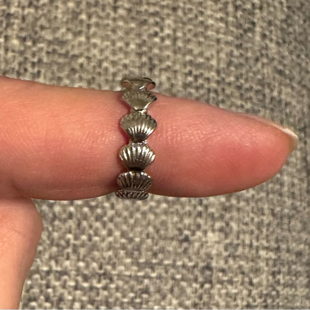 Pura Vida Silver Tone Clamshell Band Ring | Size 6 - Picture 2 of 2